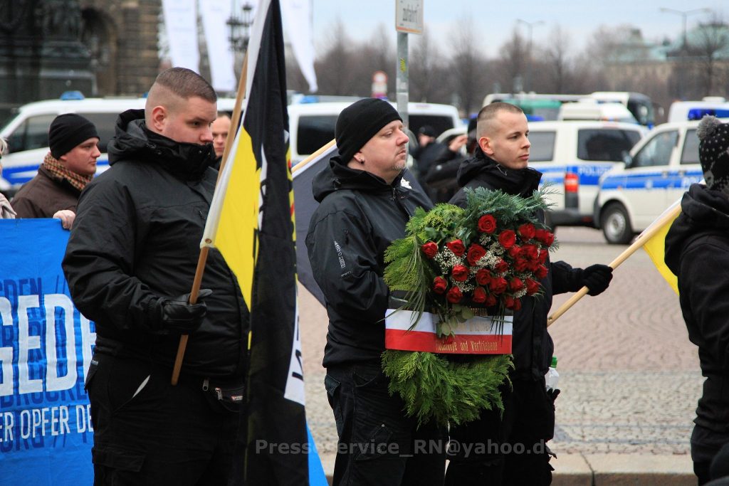 André Mühl als Fahnenträger beim Naziaufmarsch am 15.02.2015 in Dresden
