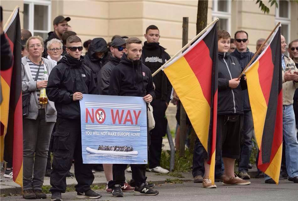 Robert Stanelle und Dominik Peukert bei einer Nazikundgebung in Dresden am 15.09.2015
